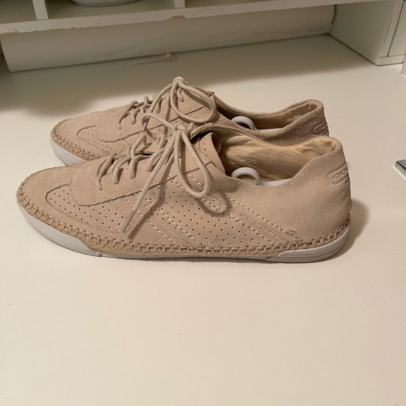 Coach beautiful shoes cream color with gorgeous design. Beautiful, comfy shoes. - Picture 5 of 13